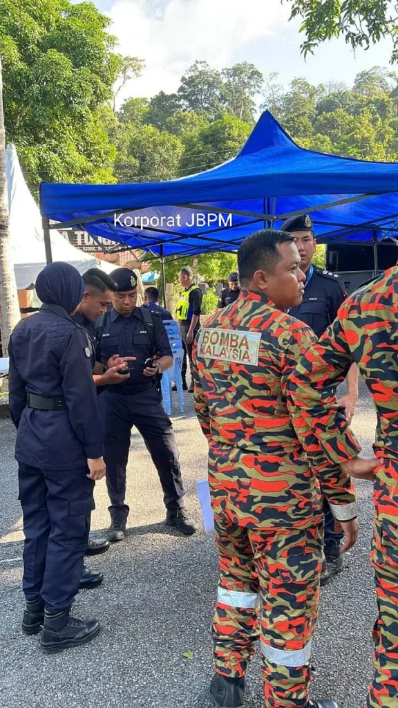 Pasukan mencari dan menyelamat melakukan pencarian mangsa