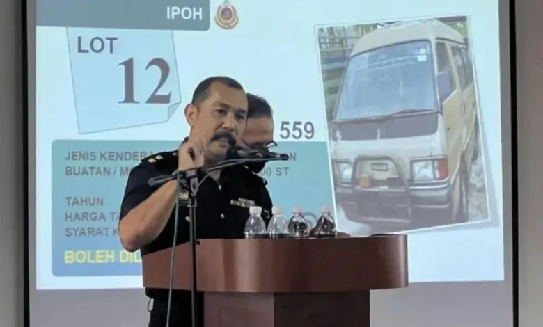 Lelongan Awam melibatkan 41 kenderaan sita berjaya menghasilkan kutipan sebanyak RM487,750 di JPJ Perak pada Selasa. – Foto: ihsan JPJ Perak