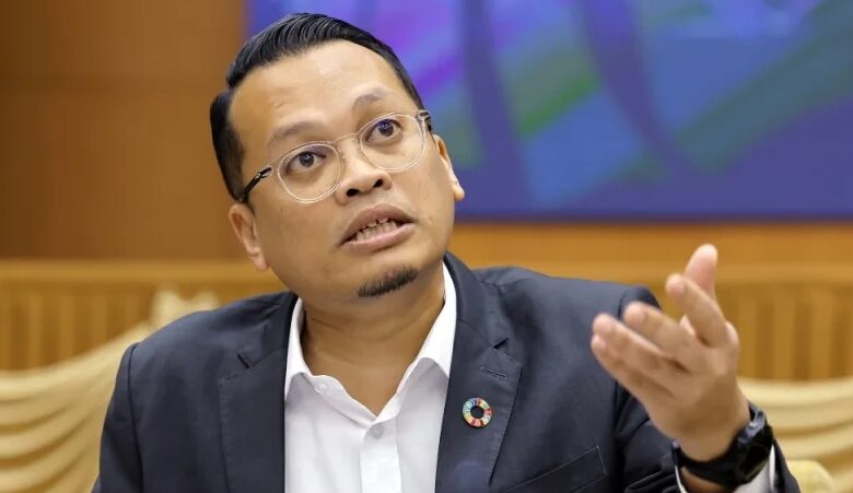 nik nazmi