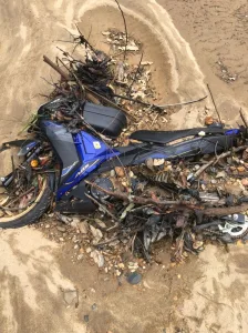 Sebuah motosikal yang ditemui di lokasi kejadian