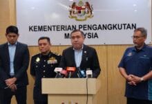 Anthony Loke (dua dari kanan) pada sidang akhbar di Bangunan MOT di Putrajaya pada Selasa.