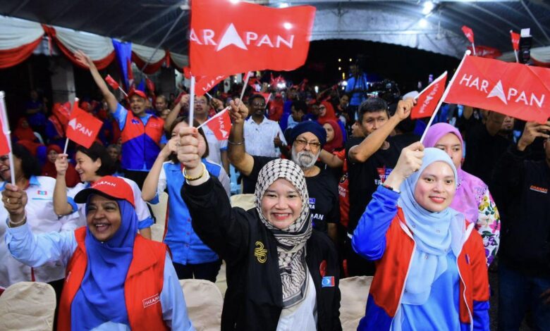 Fadhlina Sidek (tengah).