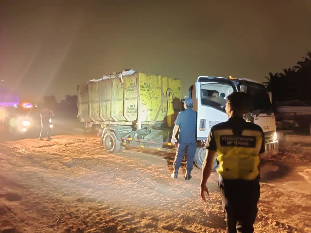 Pemandu lori roro dicekup cubaan buang sampah di tapak haram di Dengkil