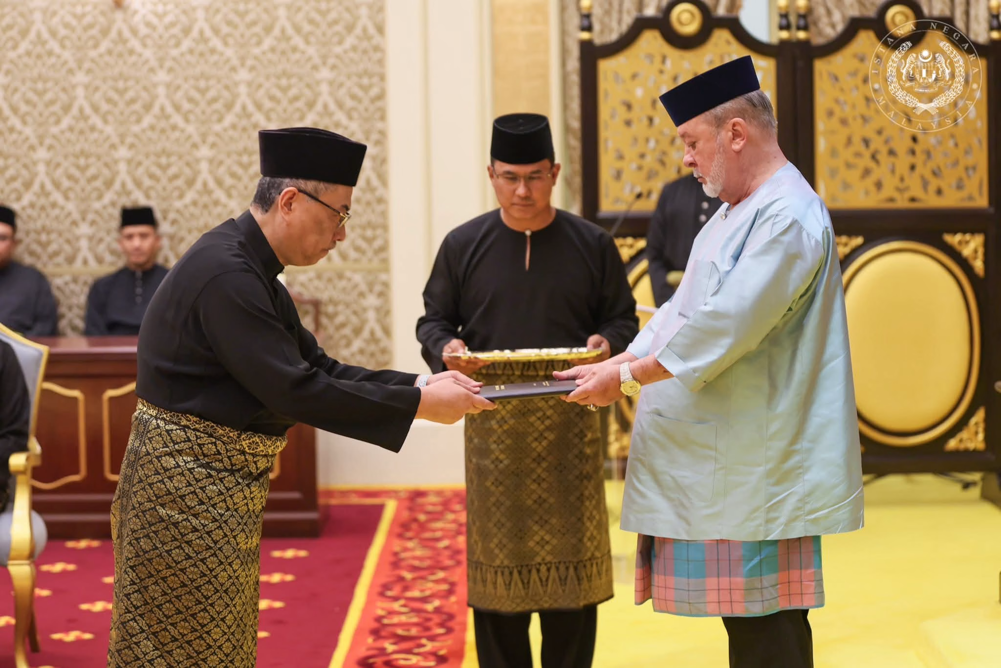 Yang di-Pertuan Agong, Sultan Ibrahim hari ini berkenan mengurniakan suratcara pelantikan kepada Yang Arif Datuk Wan Ahmad Farid Wan Salleh sebagai Ketua Hakim Negara yang baharu.