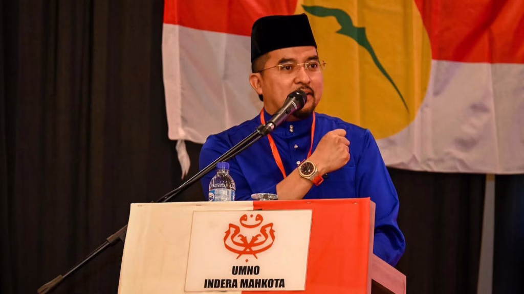 Setiausaha Agung UMNO, Datuk Dr Asyraf Wajdi Dusuki mengingatkan ahli politik agar mengamalkan kesederhanaan serta menjunjung akhlak Islam dalam berpolitik,