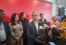 Majlis Media Malaysia: Fahmi serah watikah kepada 12 ahli Lembaga Pengasas