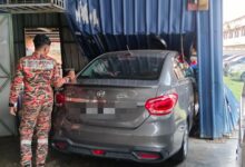 Kereta rempuh kedai
