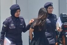 Wanita warga China dipenjara sebulan, denda RM2,000 kerana cederakan pegawai imigresen di KLIA SEPANG – Seorang wanita warga China dijatuhi hukuman penjara sebulan dan denda RM2,000 oleh Mahkamah Majistret di sini hari ini Tertuduh Fang Fu Yuan, mengaku bersalah atas pertuduhan mencederakan seorang pegawai imigresen ketika pemeriksaan perlepasan di Lapangan Terbang Antarabangsa Kuala Lumpur (KLIA) Terminal 1, Khamis lalu. Majistret Khairul Animah Jelaini menjatuhkan hukuman itu terhadap tertuduh, selepas dia mengaku bersalah di bawah Seksyen 332 Kanun Keseksaan kerana dengan sengaja mencederakan penjawat awam ketika menjalankan tugas. Sekiranya gagal membayar denda, tertuduh akan berdepan hukuman tambahan dua bulan penjara. Dalam prosiding, Timbalan Pendakwa Raya Luvithaa Veerasan mengendalikan pendakwaan, manakala tertuduh diwakili peguam bela Tai Ying Fung dan Jason Anthony. Peguam bela memohon hukuman diringankan dengan alasan tertuduh merupakan ibu kepada dua anak kecil yang masih memerlukan penjagaan, telah direman lima hari, tidak mempunyai sebarang rekod jenayah serta kejadian itu berlaku kerana masalah komunikasi memandangkan tertuduh hanya memahami bahasa Mandarin. Berdasarkan fakta kes, kejadian berlaku kira-kira jam 7.40 malam ketika tertuduh hadir bersama seorang lelaki dan dua kanak-kanak untuk pemeriksaan imigresen. Pegawai bertugas mendapati tiada rekod pergerakan masuk lalu merujuk kes itu kepada penyelia. Tertuduh bagaimanapun tidak berpuas hati apabila diminta memberi laluan kepada penumpang lain sementara semakan dibuat. Dia kemudian bertindak memaki hamun pegawai dengan kata-kata kesat, menarik tudung pegawai serta menolak kepala mangsa ke arah tiang di hadapan kaunter. Pergelutan kecil berlaku sehingga memaksa Pasukan Keselamatan Penerbangan (AVSEC) dipanggil bagi mengawal keadaan. Akibat insiden itu, pegawai terbabit mengalami bengkak pada mata kiri, sakit kepala dan lenguh badan sebelum dirujuk ke Hospital Cyberjaya untuk rawatan. Kes itu pada awalnya disiasat mengikut Seksyen 186, 332 dan 353 Kanun Keseksaan, namun tertuduh memilih untuk mengaku salah atas pertuduhan di bawah Seksyen 332.