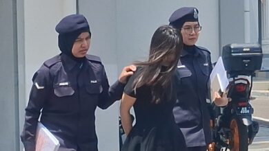 Wanita warga China dipenjara sebulan, denda RM2,000 kerana cederakan pegawai imigresen di KLIA SEPANG – Seorang wanita warga China dijatuhi hukuman penjara sebulan dan denda RM2,000 oleh Mahkamah Majistret di sini hari ini Tertuduh Fang Fu Yuan, mengaku bersalah atas pertuduhan mencederakan seorang pegawai imigresen ketika pemeriksaan perlepasan di Lapangan Terbang Antarabangsa Kuala Lumpur (KLIA) Terminal 1, Khamis lalu. Majistret Khairul Animah Jelaini menjatuhkan hukuman itu terhadap tertuduh, selepas dia mengaku bersalah di bawah Seksyen 332 Kanun Keseksaan kerana dengan sengaja mencederakan penjawat awam ketika menjalankan tugas. Sekiranya gagal membayar denda, tertuduh akan berdepan hukuman tambahan dua bulan penjara. Dalam prosiding, Timbalan Pendakwa Raya Luvithaa Veerasan mengendalikan pendakwaan, manakala tertuduh diwakili peguam bela Tai Ying Fung dan Jason Anthony. Peguam bela memohon hukuman diringankan dengan alasan tertuduh merupakan ibu kepada dua anak kecil yang masih memerlukan penjagaan, telah direman lima hari, tidak mempunyai sebarang rekod jenayah serta kejadian itu berlaku kerana masalah komunikasi memandangkan tertuduh hanya memahami bahasa Mandarin. Berdasarkan fakta kes, kejadian berlaku kira-kira jam 7.40 malam ketika tertuduh hadir bersama seorang lelaki dan dua kanak-kanak untuk pemeriksaan imigresen. Pegawai bertugas mendapati tiada rekod pergerakan masuk lalu merujuk kes itu kepada penyelia. Tertuduh bagaimanapun tidak berpuas hati apabila diminta memberi laluan kepada penumpang lain sementara semakan dibuat. Dia kemudian bertindak memaki hamun pegawai dengan kata-kata kesat, menarik tudung pegawai serta menolak kepala mangsa ke arah tiang di hadapan kaunter. Pergelutan kecil berlaku sehingga memaksa Pasukan Keselamatan Penerbangan (AVSEC) dipanggil bagi mengawal keadaan. Akibat insiden itu, pegawai terbabit mengalami bengkak pada mata kiri, sakit kepala dan lenguh badan sebelum dirujuk ke Hospital Cyberjaya untuk rawatan. Kes itu pada awalnya disiasat mengikut Seksyen 186, 332 dan 353 Kanun Keseksaan, namun tertuduh memilih untuk mengaku salah atas pertuduhan di bawah Seksyen 332.