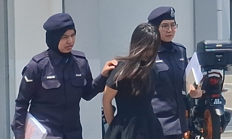 Wanita warga China dipenjara sebulan, denda RM2,000 kerana cederakan pegawai imigresen di KLIA SEPANG – Seorang wanita warga China dijatuhi hukuman penjara sebulan dan denda RM2,000 oleh Mahkamah Majistret di sini hari ini Tertuduh Fang Fu Yuan, mengaku bersalah atas pertuduhan mencederakan seorang pegawai imigresen ketika pemeriksaan perlepasan di Lapangan Terbang Antarabangsa Kuala Lumpur (KLIA) Terminal 1, Khamis lalu. Majistret Khairul Animah Jelaini menjatuhkan hukuman itu terhadap tertuduh, selepas dia mengaku bersalah di bawah Seksyen 332 Kanun Keseksaan kerana dengan sengaja mencederakan penjawat awam ketika menjalankan tugas. Sekiranya gagal membayar denda, tertuduh akan berdepan hukuman tambahan dua bulan penjara. Dalam prosiding, Timbalan Pendakwa Raya Luvithaa Veerasan mengendalikan pendakwaan, manakala tertuduh diwakili peguam bela Tai Ying Fung dan Jason Anthony. Peguam bela memohon hukuman diringankan dengan alasan tertuduh merupakan ibu kepada dua anak kecil yang masih memerlukan penjagaan, telah direman lima hari, tidak mempunyai sebarang rekod jenayah serta kejadian itu berlaku kerana masalah komunikasi memandangkan tertuduh hanya memahami bahasa Mandarin. Berdasarkan fakta kes, kejadian berlaku kira-kira jam 7.40 malam ketika tertuduh hadir bersama seorang lelaki dan dua kanak-kanak untuk pemeriksaan imigresen. Pegawai bertugas mendapati tiada rekod pergerakan masuk lalu merujuk kes itu kepada penyelia. Tertuduh bagaimanapun tidak berpuas hati apabila diminta memberi laluan kepada penumpang lain sementara semakan dibuat. Dia kemudian bertindak memaki hamun pegawai dengan kata-kata kesat, menarik tudung pegawai serta menolak kepala mangsa ke arah tiang di hadapan kaunter. Pergelutan kecil berlaku sehingga memaksa Pasukan Keselamatan Penerbangan (AVSEC) dipanggil bagi mengawal keadaan. Akibat insiden itu, pegawai terbabit mengalami bengkak pada mata kiri, sakit kepala dan lenguh badan sebelum dirujuk ke Hospital Cyberjaya untuk rawatan. Kes itu pada awalnya disiasat mengikut Seksyen 186, 332 dan 353 Kanun Keseksaan, namun tertuduh memilih untuk mengaku salah atas pertuduhan di bawah Seksyen 332.