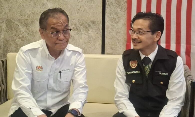 Menteri Kesihatan Datuk Seri Dr. Dzulkefly Ahmad bersama Timbalan Ketua Pengarah Kesihatan (Kesihatan Awam). Dr Ismuni Bohari