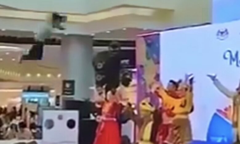 Lelaki terjatuh dari tingkat empat pusat beli-belah di Hanoi selepas persembahan tarian budaya Malaysia