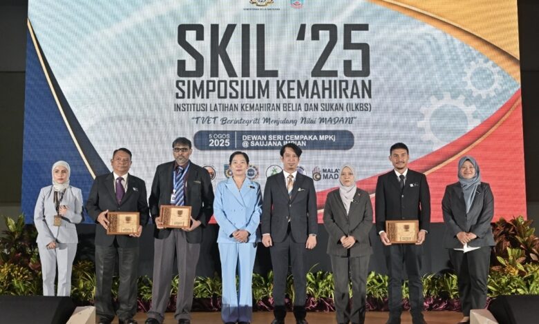 YB Adam Adli, Timbalan Menteri Belia dan Sukan bergambar bersama semua penerima anugerah