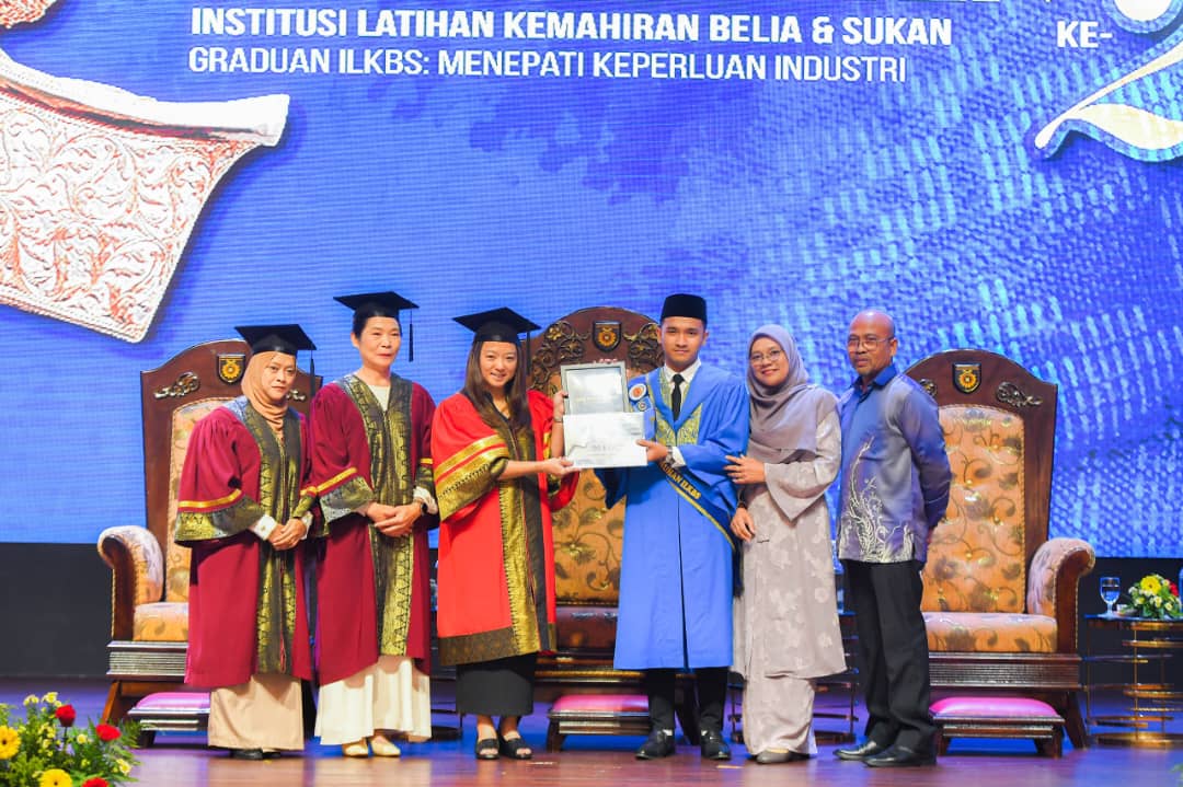 YB Hannah Yeoh, Menteri Belia dan Sukan menyampaikan sijil kepada Ammar Arsyad bin Mohd Bakri dari Institut Kemahiran Tinggi Belia Negara (IKTBN) Pagoh yang menerima Anugerah Graduan Terbaik Keseluruhan ILKBS 2025