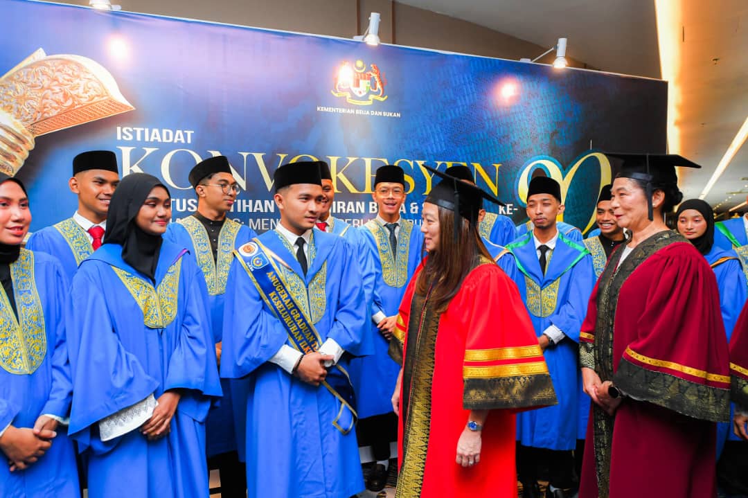 YB Hannah Yeoh, Menteri Belia dan Sukan beramah mesra dengan penerima Anugerah Graduan Terbaik ILKBS 2025