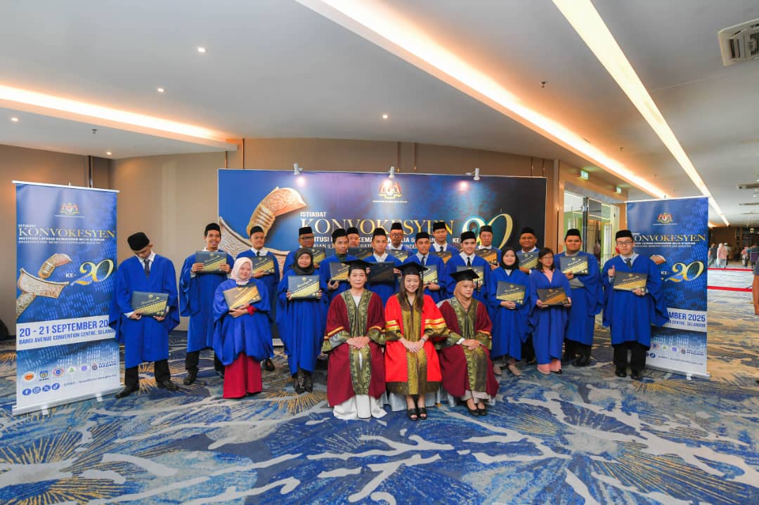 YB Hannah Yeoh bergambar bersama penerima sijil tamat latihan bagi Program Inklusiviti Belia Autisme dalam Istiadat Konvokesyen ILKBS ke-20 hari ini