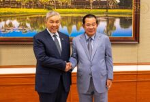 Presiden Senat, Hun Sen menerima kunjungan hormat daripada Menteri Kemajuan Desa dan Wilayah Malaysia, Datuk Seri Ahmad Zahid Hamidi di Istana Senat pada 14 Oktober. Foto: Samdech Hun Sen of Cambodia