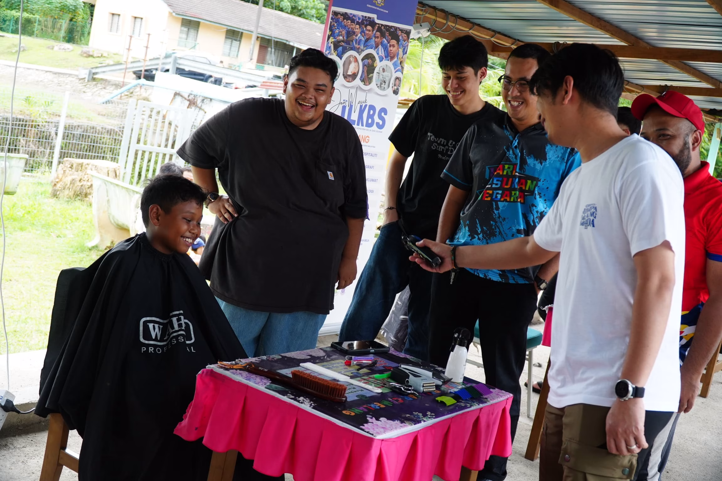 YB Adam Adli, Timbalan Menteri Belia dan Sukan beramah mesra dengan anak Orang Asli yang mendapatkan perkhidmatan gunting rambut daripada pelajar IKBN Temerloh