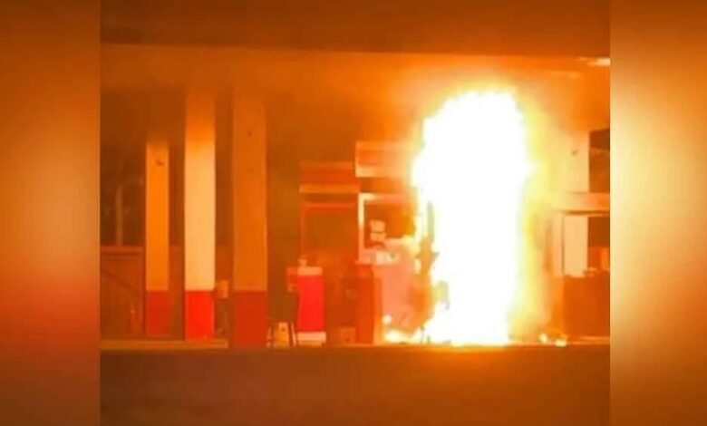 Stesen minyak terbakar