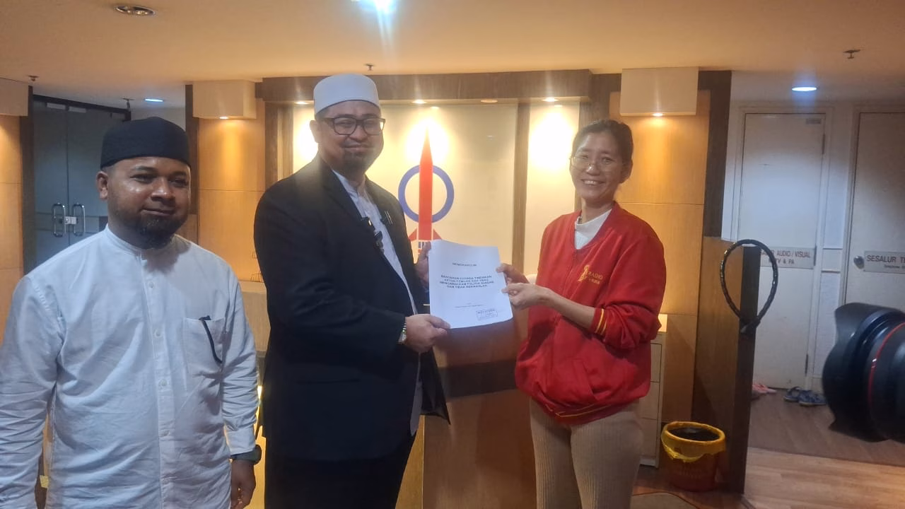 Hina ulama: Pemuda PAS Selangor serah memorandum bantah tindakan Ketua Pemuda DAP