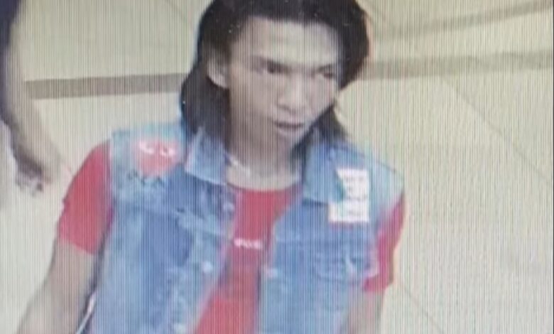 Paparan CCTV menunjukkan suspek yang melarikan gitar milik seorang pemain musik wanita ketika busking di sebuah pasaraya di Putrajaya, baru-baru ini.