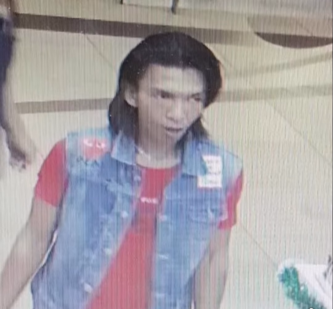 Paparan CCTV menunjukkan suspek yang melarikan gitar milik seorang pemain musik wanita ketika busking di sebuah pasaraya di Putrajaya, baru-baru ini.