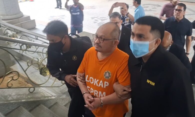 Albert Tei jerit di mahkamah, SPRM bawa dua individu termasuk Shamsul Iskandar untuk permohonan reman