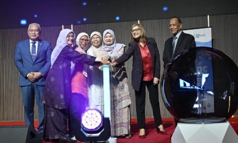 Fadhlina (tiga dari kanan) ketika menyempurnakan majlis Peluncuran Sistem National Child Data Centre (NCDC) 2.0, Peluncuran Integrasi Education Sustainable Development (ESD) in Early Childhood dan sambutan Hari Kanak-Kanak Sedunia peringkat UPSI 2025 di PICC, Putrajaya.