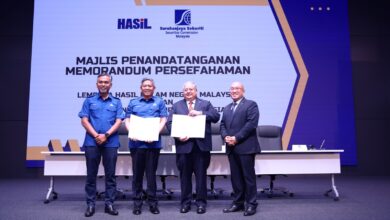 Sesi bergambar kenang-kenangan antara HASiL dan Suruhanjaya Sekuriti (SC) selepas tamat majlis. Ms | 4