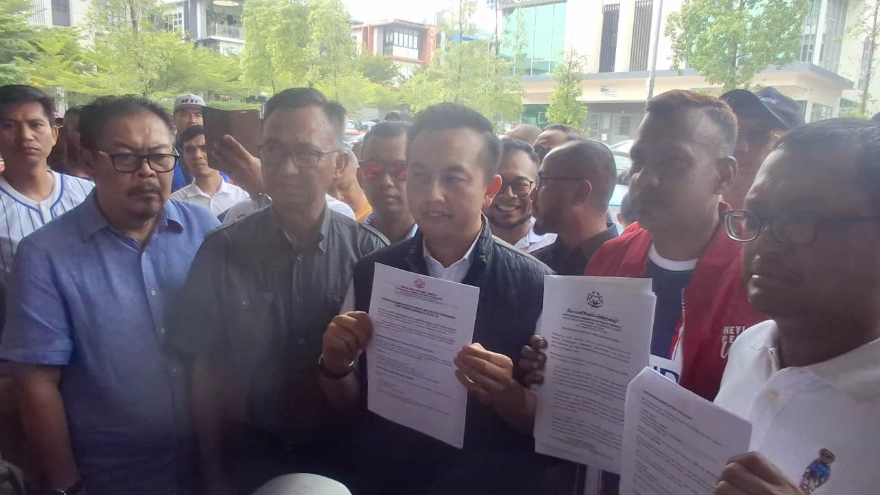 Mohd Imran yang turut ditemani lebih 100 Pemuda UMNO dari seluruh Selangor menyerahkan memorandum bantahan terhadap kenyataan Bee Yin