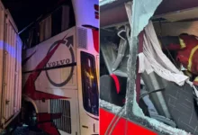 Bomba berhadapan kesukaran semasa operasi mengeluarkan penumpang bas lelaki berusia lingkungan 50-an, berikutan struktur pembahagi jalan menghimpit kaki mangsa sebelum berjaya dikeluarkan pada 8.53 pagi. - Foto JBPM Selangor/