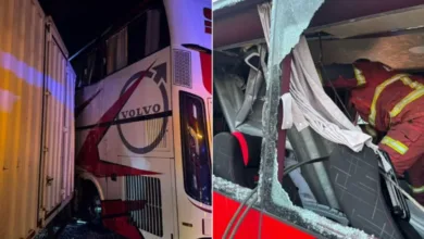 Bomba berhadapan kesukaran semasa operasi mengeluarkan penumpang bas lelaki berusia lingkungan 50-an, berikutan struktur pembahagi jalan menghimpit kaki mangsa sebelum berjaya dikeluarkan pada 8.53 pagi. - Foto JBPM Selangor/