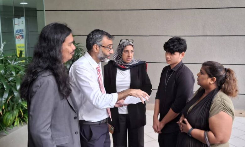 Peguam N Surendren bersama CJ dan keluarga di JPN Putrajaya hari ini - Foto MT/Muzamir