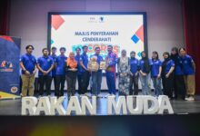 Timbalan Menteri Belia dan Sukan Mordi Anak Bimol bersama 40 sukarelawan belia yang terlibat dalam program Akademi Mycorps Borneo 2025/2026 di Menara KBS, Putrajaya hari ini.