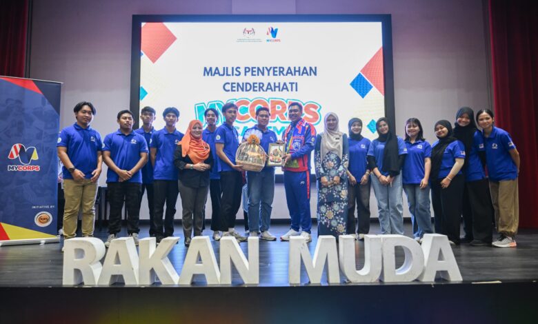 Timbalan Menteri Belia dan Sukan Mordi Anak Bimol bersama 40 sukarelawan belia yang terlibat dalam program Akademi Mycorps Borneo 2025/2026 di Menara KBS, Putrajaya hari ini.