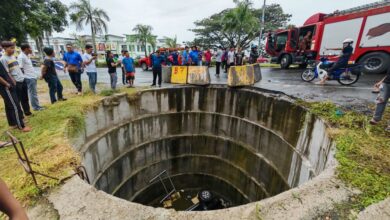 Kereta jatuh lubang