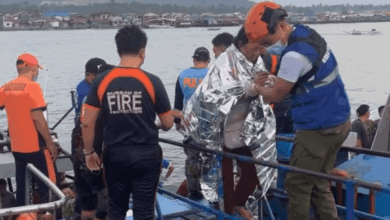 Pasukan penyelamat membantu mangsa terselamat selepas sebuah kapal penumpang yang membawa lebih 300 orang karam di perairan Pulau Basilan, awal pagi Isnin. [Tangkap layar daripada video yang dimuat naik di Facebook oleh Gabenor Basilan, Mujiv Hataman]
