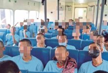 Warga Indonesia yang ditahan kerana bekerja secara haram di Johor dihantar pulang ke Batam, Indonesia pada 28 Januari lalu. (Foto ihsan KJRI)