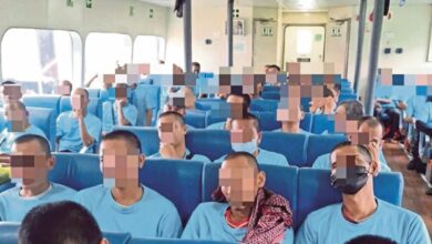 Warga Indonesia yang ditahan kerana bekerja secara haram di Johor dihantar pulang ke Batam, Indonesia pada 28 Januari lalu. (Foto ihsan KJRI)