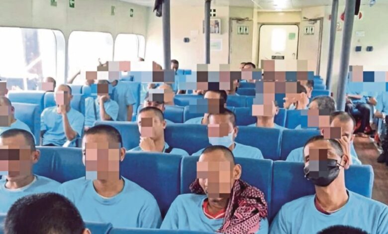 Warga Indonesia yang ditahan kerana bekerja secara haram di Johor dihantar pulang ke Batam, Indonesia pada 28 Januari lalu. (Foto ihsan KJRI)