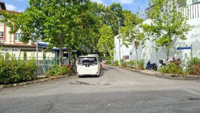 Beberapa kenderaan membawa pemimpin parti dilihat memasuki perkarangan kediaman secara berperingkat bermula sebelum jam 9.30 pagi, manakala kawalan keselamatan di sekitar kawasan tersebut turut dipertingkatkan.