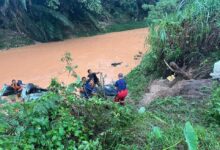 Pasukan bomba membawa keluar pemandu kereta yang terbunuh selepas kenderaanya dipercayai terjunam ke sebuah sungai di Sungai Gadut, dekat Seremban, petang tadi. - Foto ihsan JBPM Negeri Sembilan