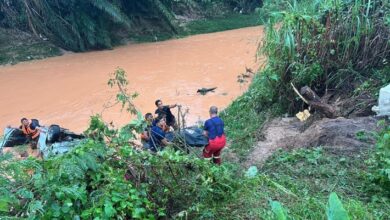 Pasukan bomba membawa keluar pemandu kereta yang terbunuh selepas kenderaanya dipercayai terjunam ke sebuah sungai di Sungai Gadut, dekat Seremban, petang tadi. - Foto ihsan JBPM Negeri Sembilan