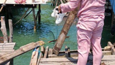 Sebuah jambatan di perkampungan air Kampung Selamat, Lok Urai, Pulau Gaya runtuh, menyebabkan beberapa pengunjung Hari Raya terjatuh ke laut. Gambar ihsan pejabat Ahli Dewan Undangan Negeri Tanjung Aru.