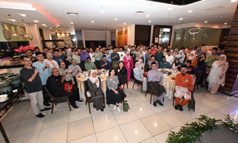 Profesor Datuk Dr Md Amin Md Taff (berbaju biru, duduk), Pengerusi Lembaga Pengarah UPSI, Datuk Seri Abdul Puhat Mat Nayan (berbaju hijau, duduk) bergambar kenangan pada Majlis Iftar Silaturahim UPSI bersama Media dan Rakan Strategik 2026