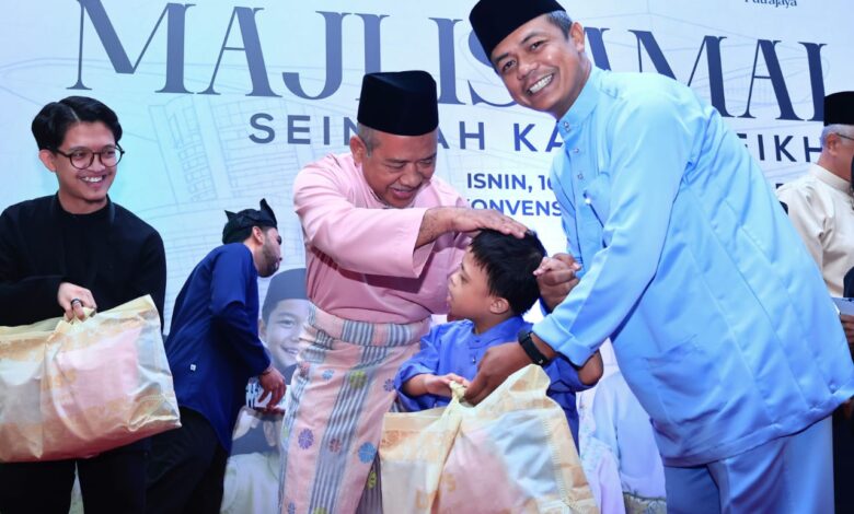 Ketua Pegawai Eksekutif Kumpulan PULSE, Tn. Hj. Abd Rahim, menyampaikan sumbangan barangan keperluan kepada pelajar PPKI dan anak-anak yatim sebagai tanda keprihatinan sempena Majlis Amal Iftar.
