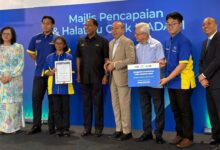 Menteri Pendidikan Tinggi, Datuk Seri Dr Zambry Abdul Kadir menyampaikan anugerah kepada Naib Canselor UniMAP, Prof Dr Zaliman Sauli dalam majlis yang berlangsung di Menara Merdeka 118 di sini.