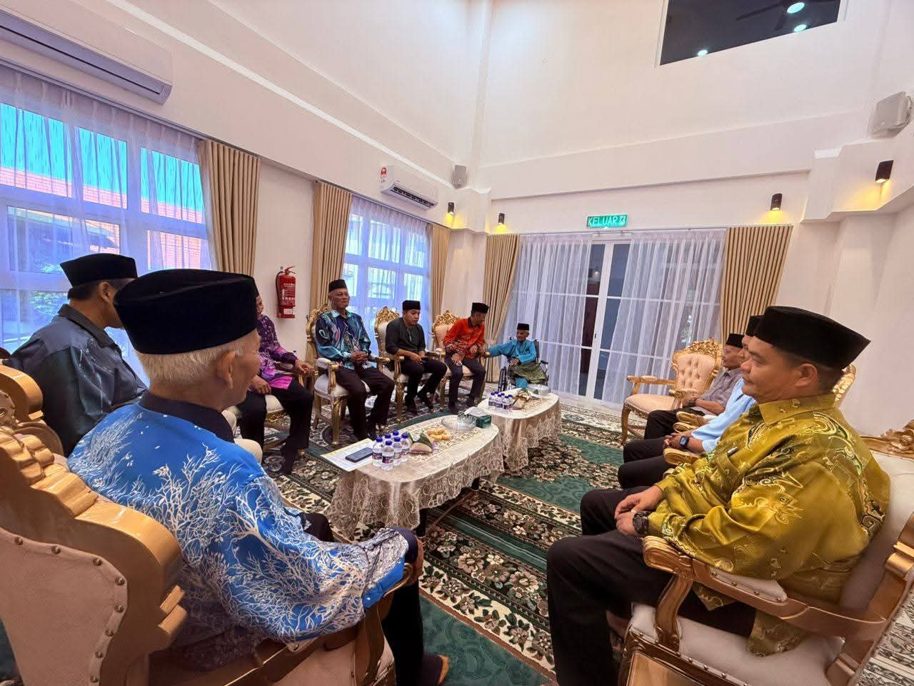 lembaga adat